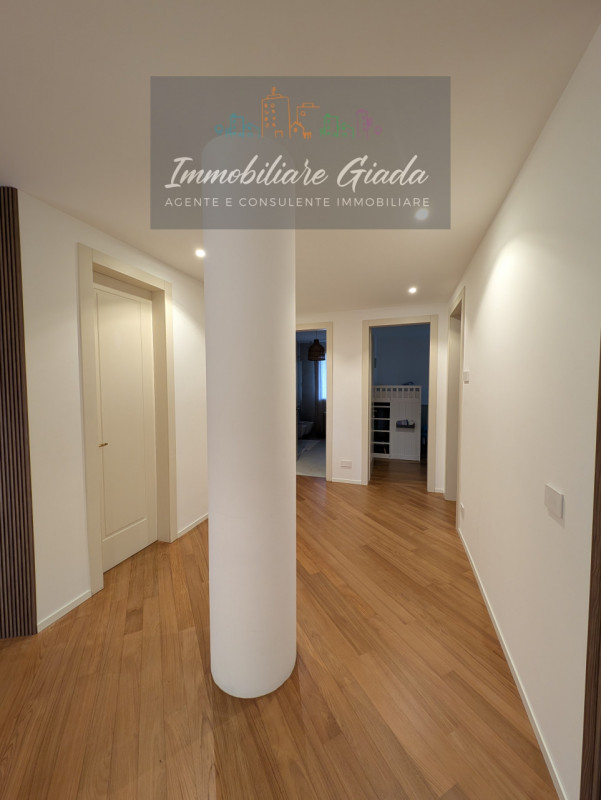 Vendiamo splendida villa singola del 2002 situata in contesto collinare con suggestiva vista pano...