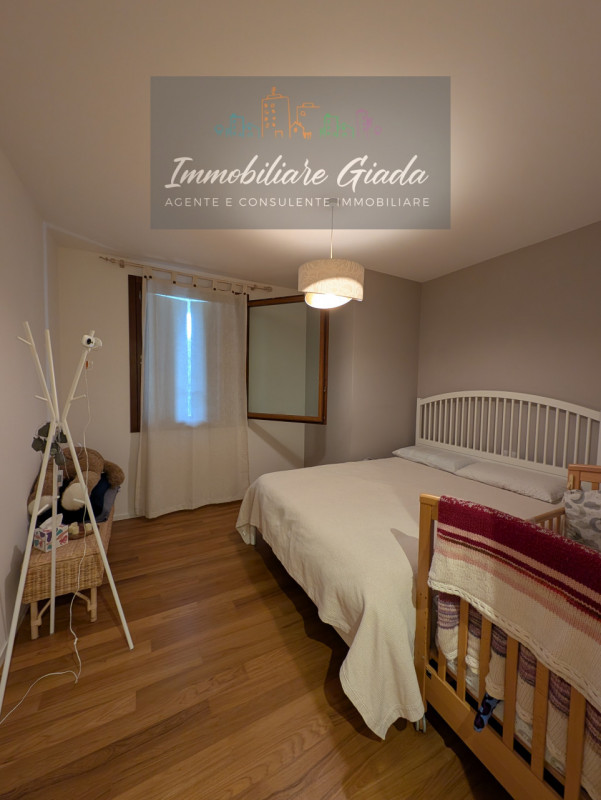 Vendiamo splendida villa singola del 2002 situata in contesto collinare con suggestiva vista pano...