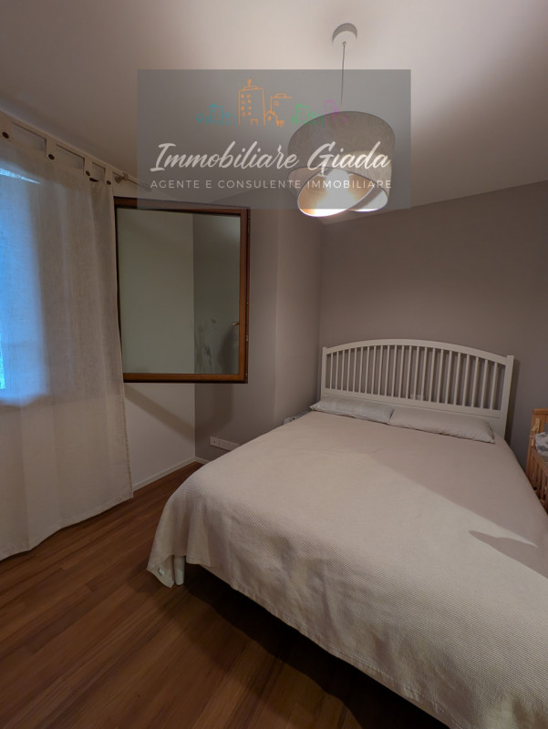 Vendiamo splendida villa singola del 2002 situata in contesto collinare con suggestiva vista pano...