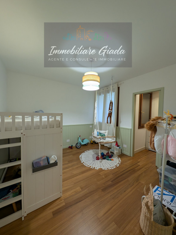 Vendiamo splendida villa singola del 2002 situata in contesto collinare con suggestiva vista pano...