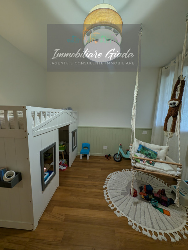 Vendiamo splendida villa singola del 2002 situata in contesto collinare con suggestiva vista pano...