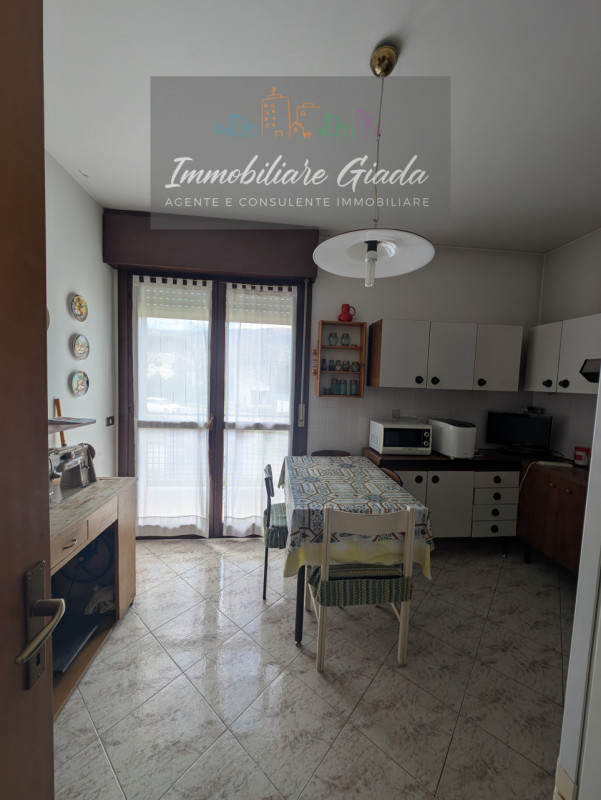 Vendiamo comodo appartamento di 120 m² con ampio e luminoso salotto e cucina abitabile con terraz...