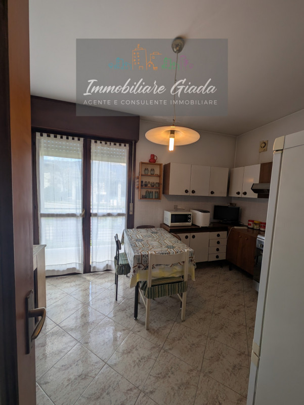 Vendiamo comodo appartamento di 120 m² con ampio e luminoso salotto e cucina abitabile con terraz...