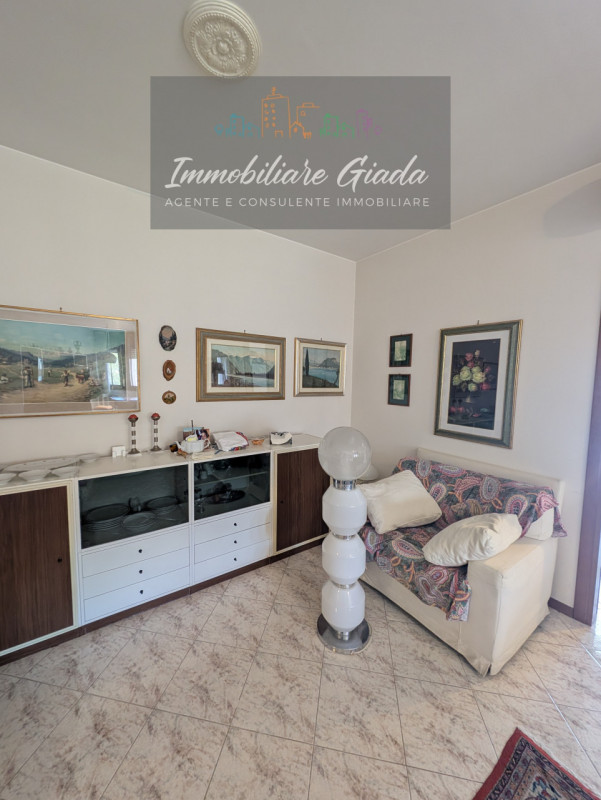 Vendiamo comodo appartamento di 120 m² con ampio e luminoso salotto e cucina abitabile con terraz...