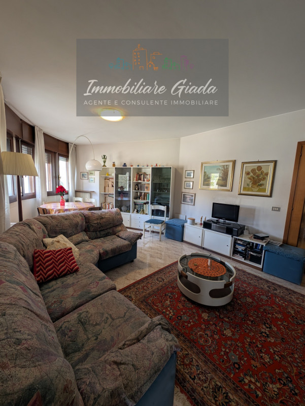 Vendiamo comodo appartamento di 120, m² con ampio e luminoso salotto e cucina abitabile con terra...