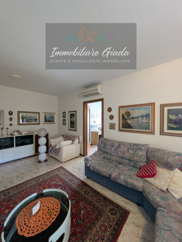 Vendiamo comodo appartamento di 120, m² con ampio e luminoso salotto e cucina abitabile con terra...