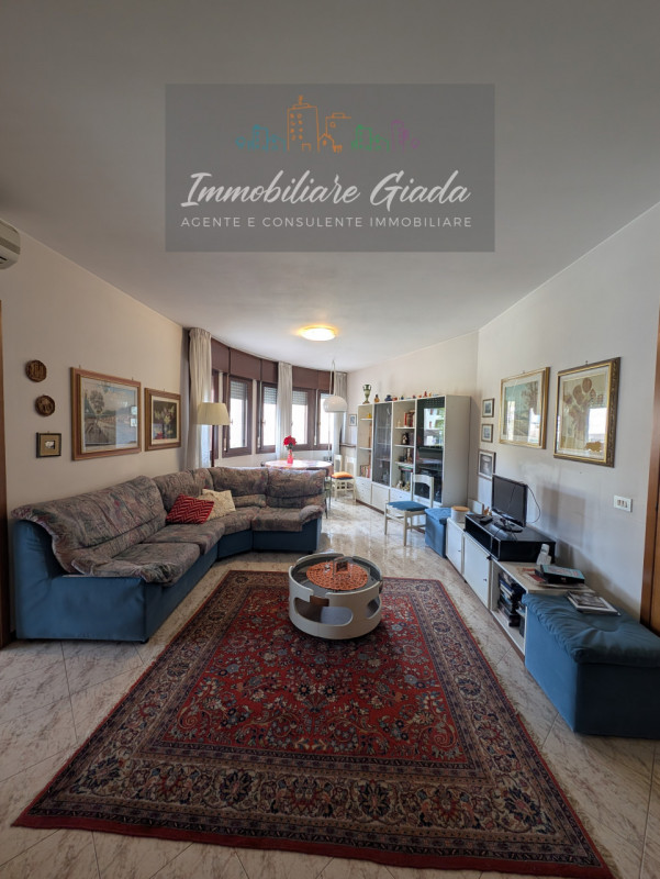 Vendiamo comodo appartamento di 120, m² con ampio e luminoso salotto e cucina abitabile con terra...