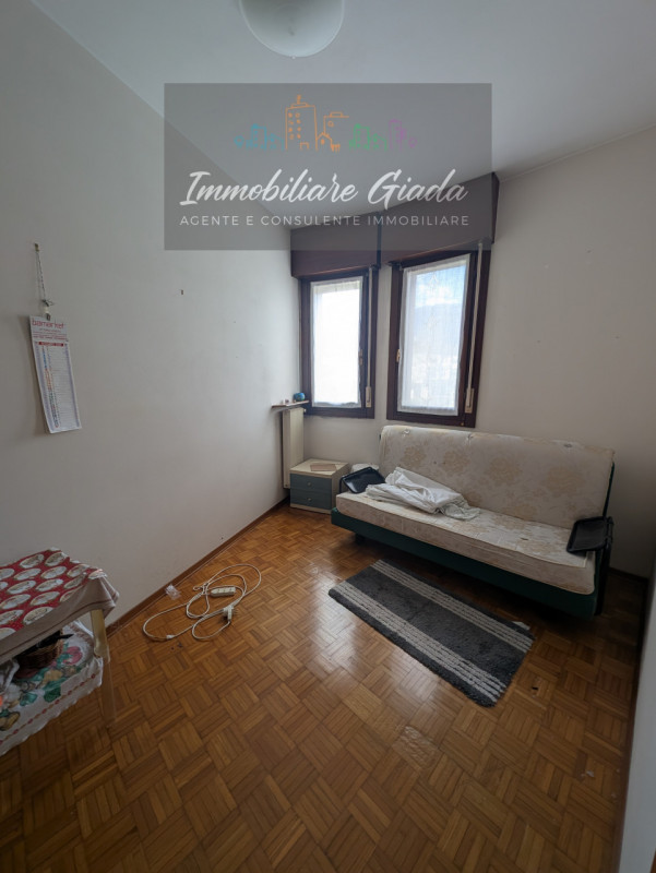 Vendiamo comodo appartamento di 120, m² con ampio e luminoso salotto e cucina abitabile con terra...