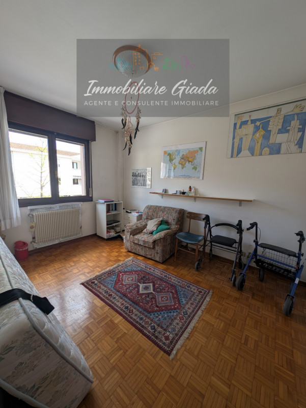 Vendiamo comodo appartamento di 120, m² con ampio e luminoso salotto e cucina abitabile con terra...