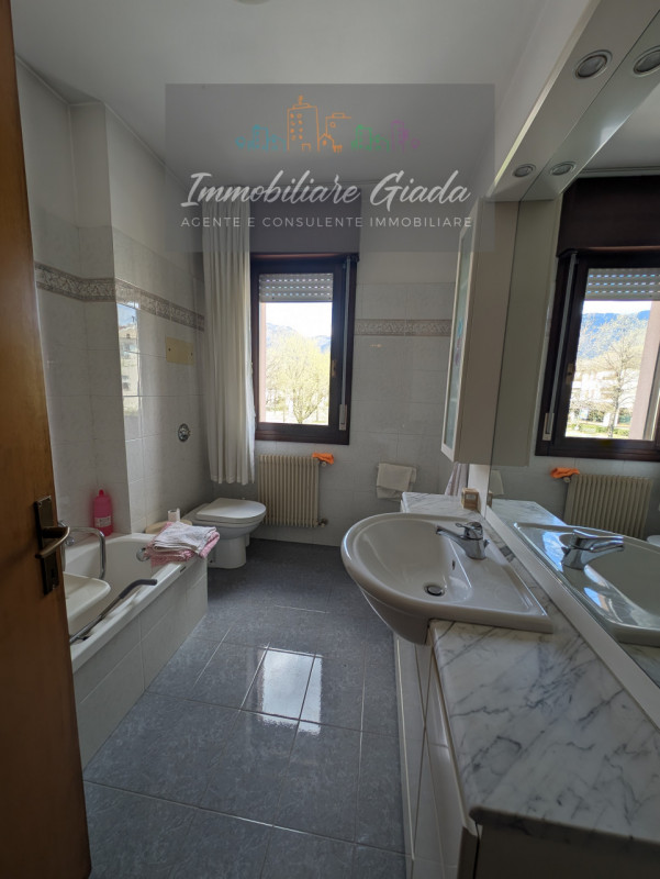 Vendiamo comodo appartamento di 120, m² con ampio e luminoso salotto e cucina abitabile con terra...