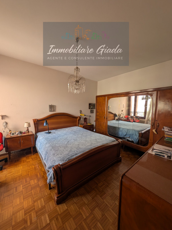 Vendiamo comodo appartamento di 120, m² con ampio e luminoso salotto e cucina abitabile con terra...