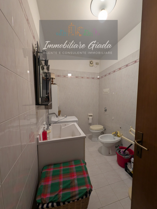 Vendiamo comodo appartamento di 120, m² con ampio e luminoso salotto e cucina abitabile con terra...