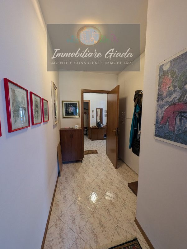 Vendiamo comodo appartamento di 120, m² con ampio e luminoso salotto e cucina abitabile con terra...