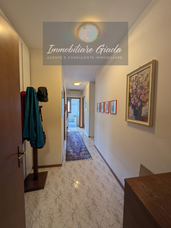 Vendiamo comodo appartamento di 120, m² con ampio e luminoso salotto e cucina abitabile con terra...