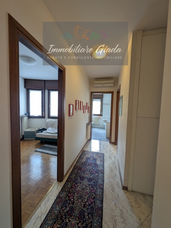 Vendiamo comodo appartamento di 120, m² con ampio e luminoso salotto e cucina abitabile con terra...