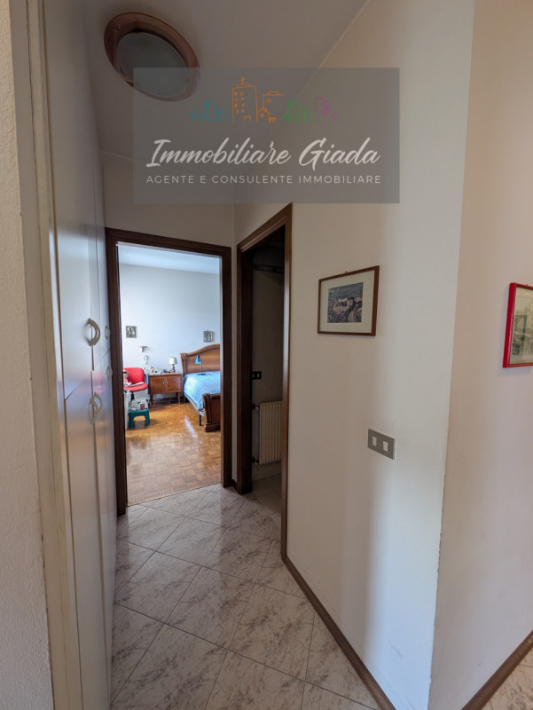 Vendiamo comodo appartamento di 120, m² con ampio e luminoso salotto e cucina abitabile con terra...