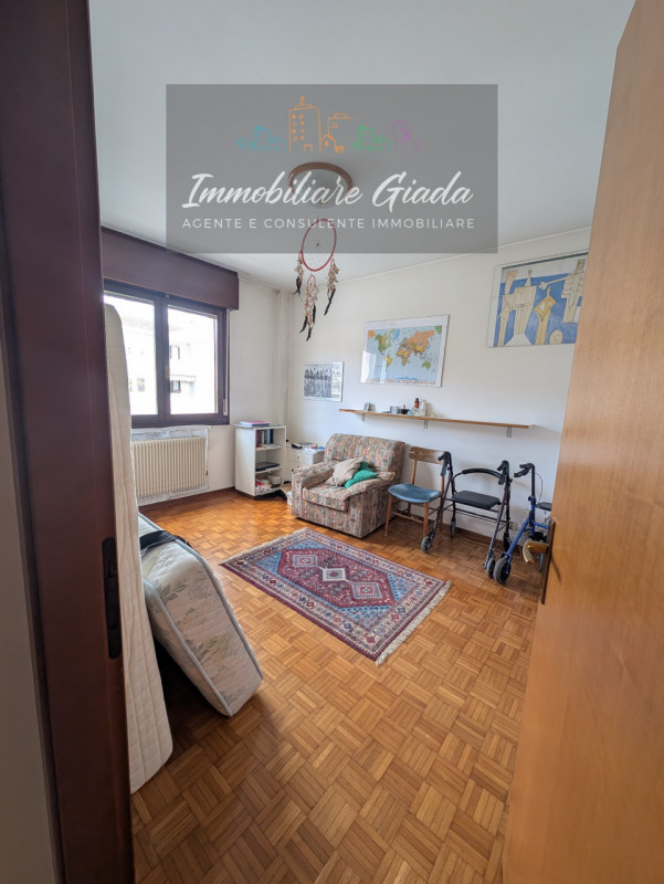 Vendiamo comodo appartamento di 120, m² con ampio e luminoso salotto e cucina abitabile con terra...