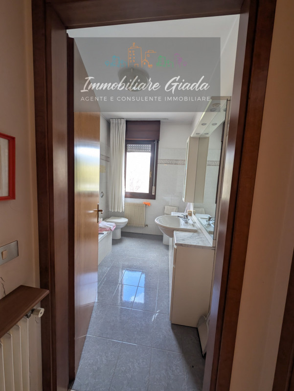 Vendiamo comodo appartamento di 120, m² con ampio e luminoso salotto e cucina abitabile con terra...