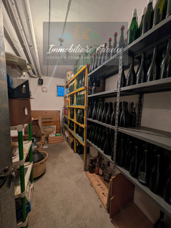 Vendiamo comodo appartamento di 120, m² con ampio e luminoso salotto e cucina abitabile con terra...