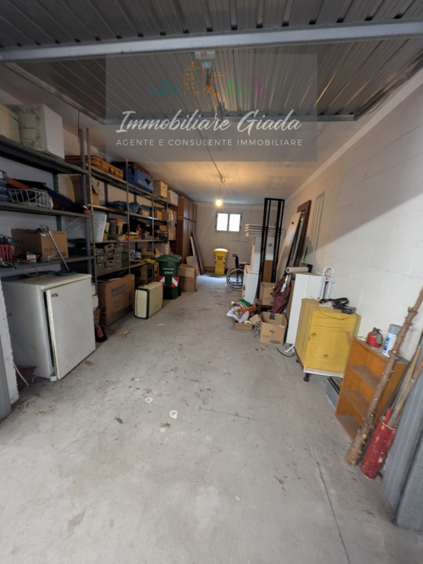 Vendiamo comodo appartamento di 120, m² con ampio e luminoso salotto e cucina abitabile con terra...