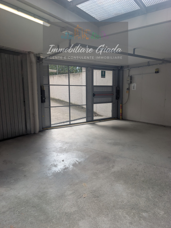 Vendiamo comodo appartamento di 120, m² con ampio e luminoso salotto e cucina abitabile con terra...