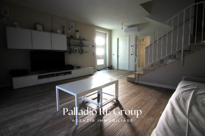 Scopri questa splendida villa bifamiliare situata nella ricercata zona di Valmarana, ad Altavilla...