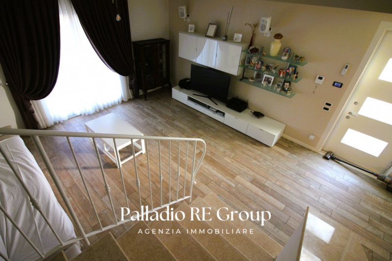 Scopri questa splendida villa bifamiliare situata nella ricercata zona di Valmarana, ad Altavilla...