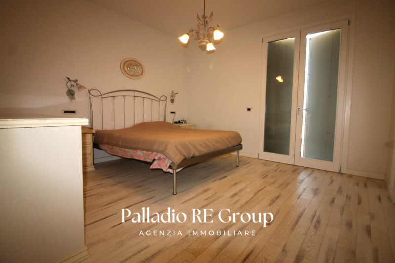 Scopri questa splendida villa bifamiliare situata nella ricercata zona di Valmarana, ad Altavilla...