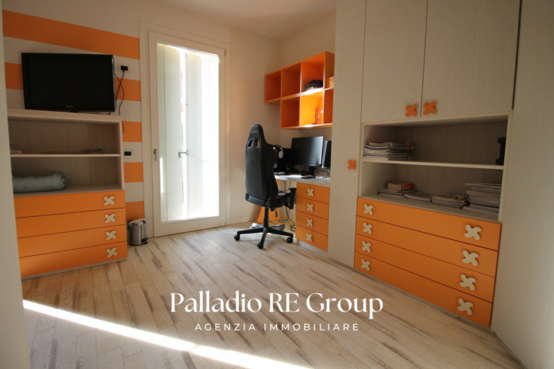 Scopri questa splendida villa bifamiliare situata nella ricercata zona di Valmarana, ad Altavilla...