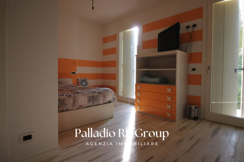 Scopri questa splendida villa bifamiliare situata nella ricercata zona di Valmarana, ad Altavilla...