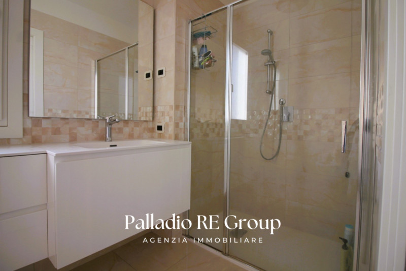 Scopri questa splendida villa bifamiliare situata nella ricercata zona di Valmarana, ad Altavilla...