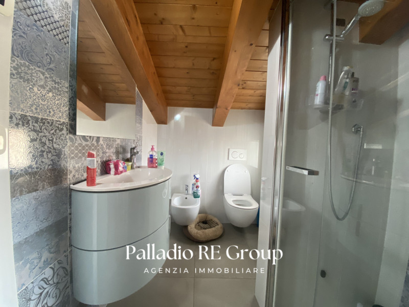 Scopri questa splendida villa bifamiliare situata nella ricercata zona di Valmarana, ad Altavilla...