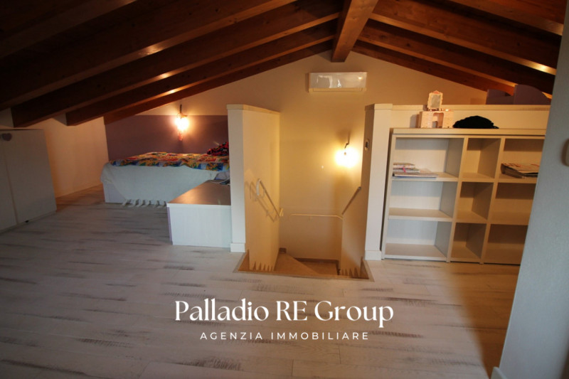 Scopri questa splendida villa bifamiliare situata nella ricercata zona di Valmarana, ad Altavilla...