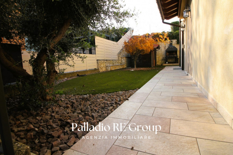 Scopri questa splendida villa bifamiliare situata nella ricercata zona di Valmarana, ad Altavilla...