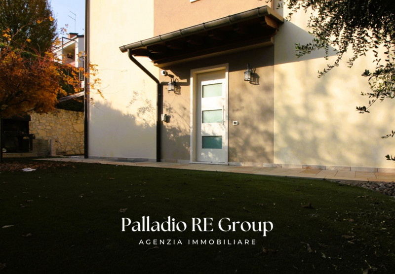 Scopri questa splendida villa bifamiliare situata nella ricercata zona di Valmarana, ad Altavilla...