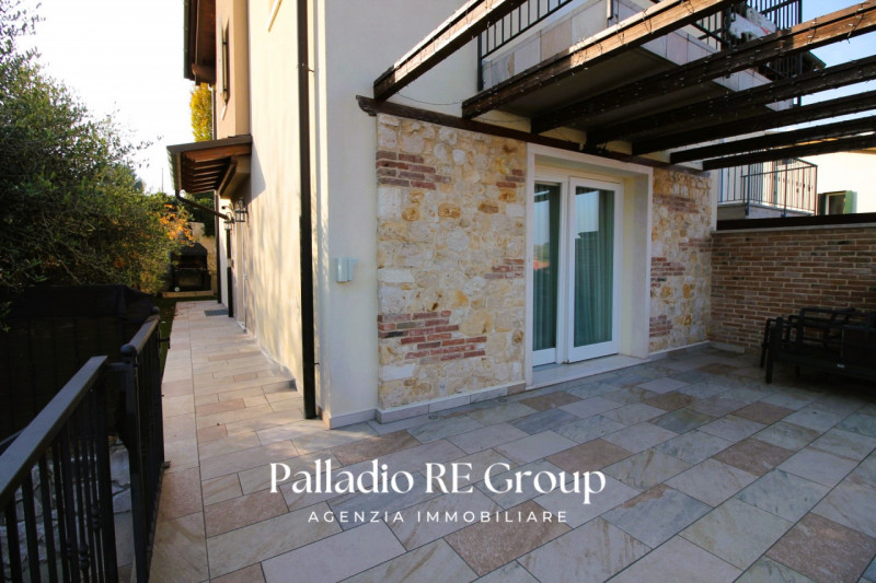 Scopri questa splendida villa bifamiliare situata nella ricercata zona di Valmarana, ad Altavilla...