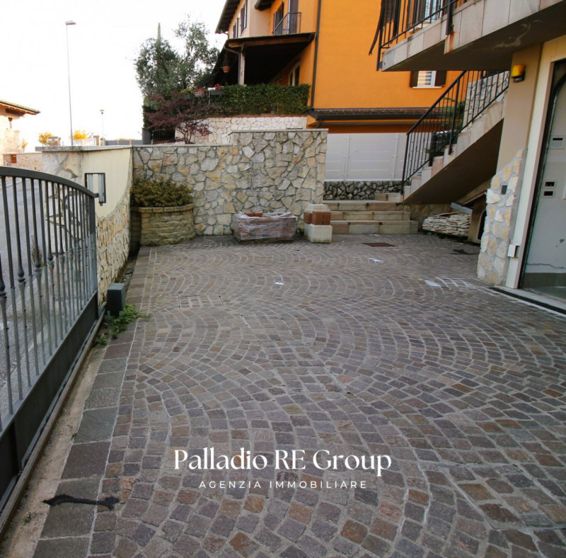 Scopri questa splendida villa bifamiliare situata nella ricercata zona di Valmarana, ad Altavilla...