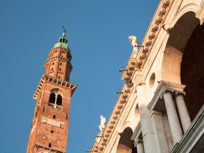 Scopri questo straordinario ufficio situato nel cuore del centro storico di Vicenza, un'area ricc...