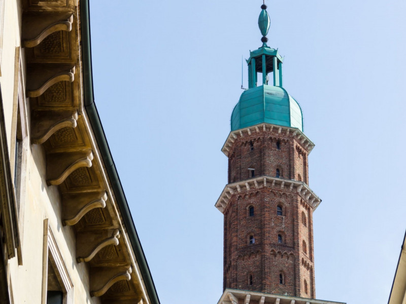 Scopri questo straordinario ufficio situato nel cuore del centro storico di Vicenza, un'area ricc...