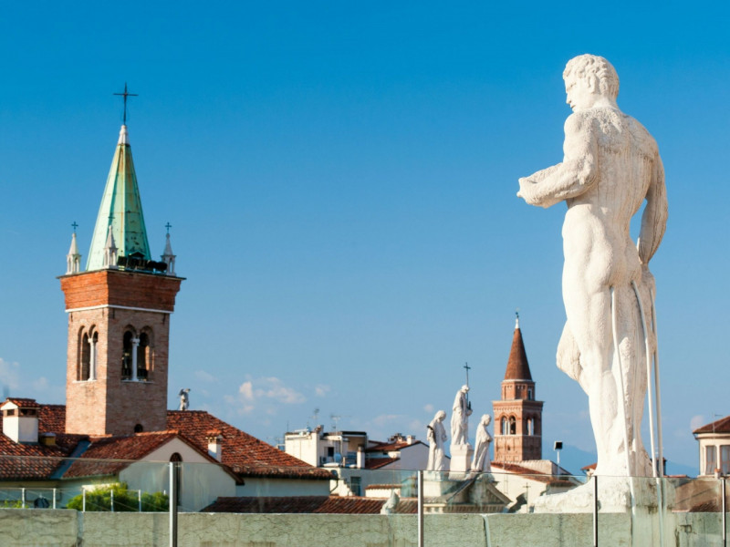 Scopri questo straordinario ufficio situato nel cuore del centro storico di Vicenza, un'area ricc...