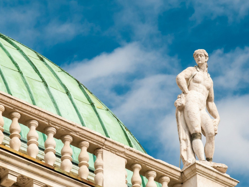 Scopri questo straordinario ufficio situato nel cuore del centro storico di Vicenza, un'area ricc...