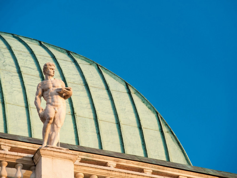 Scopri questo straordinario ufficio situato nel cuore del centro storico di Vicenza, un'area ricc...