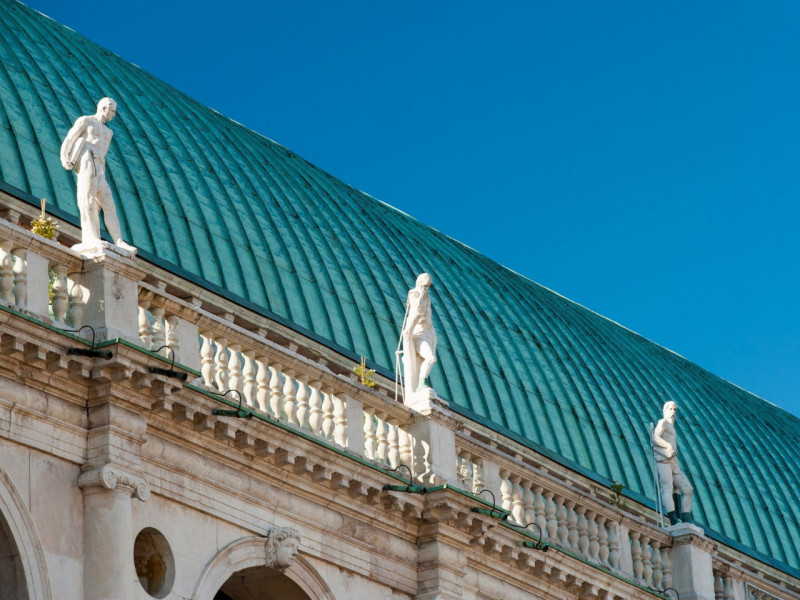 Scopri questo straordinario ufficio situato nel cuore del centro storico di Vicenza, un'area ricc...