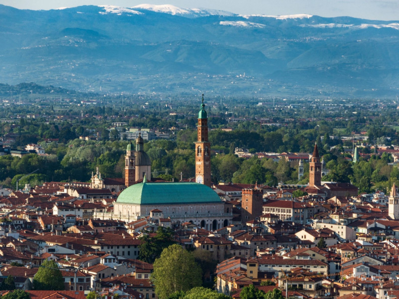 Scopri questo straordinario ufficio situato nel cuore del centro storico di Vicenza, un'area ricc...