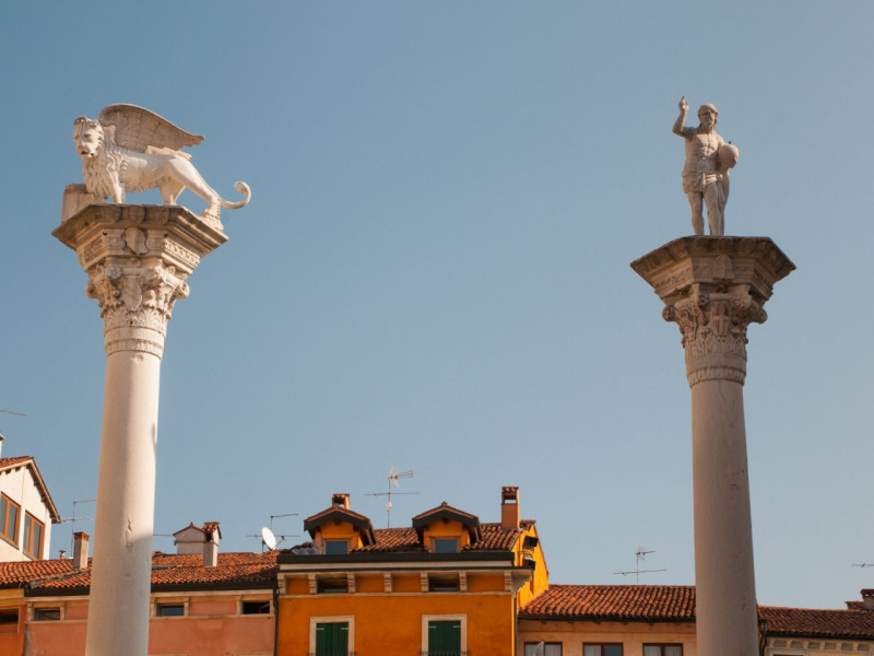 Scopri questo straordinario ufficio situato nel cuore del centro storico di Vicenza, un'area ricc...