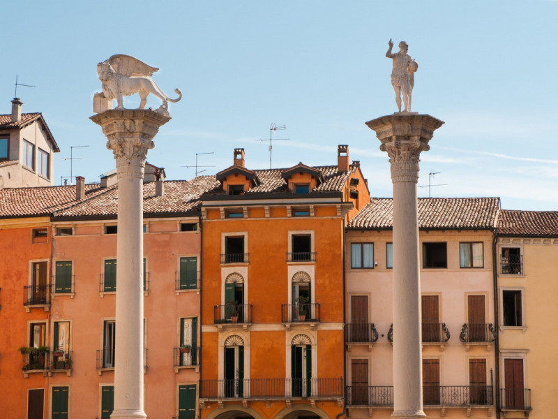 Scopri questo straordinario ufficio situato nel cuore del centro storico di Vicenza, un'area ricc...