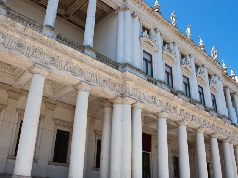 Scopri questo straordinario ufficio situato nel cuore del centro storico di Vicenza, un'area ricc...