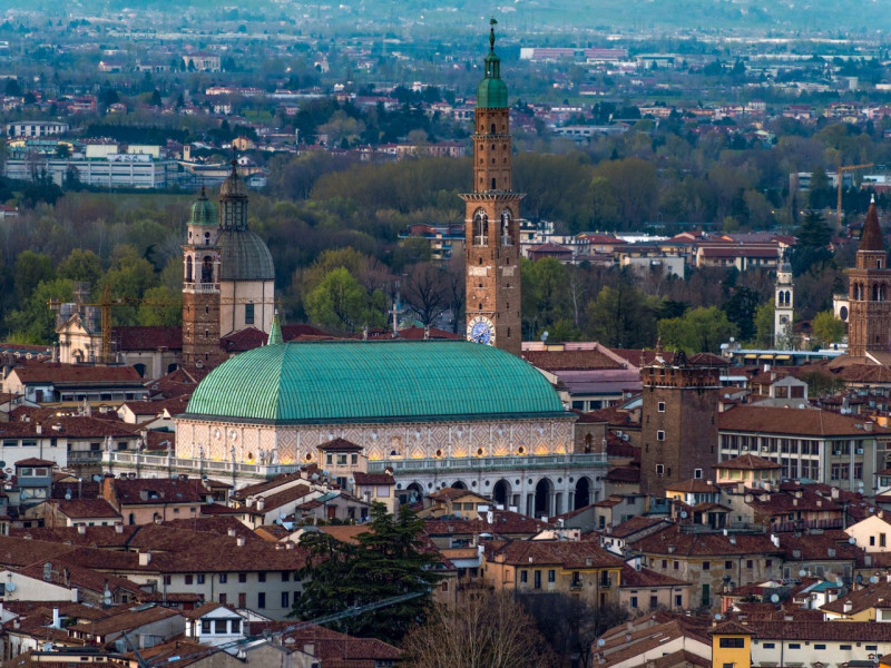 Scopri questo straordinario ufficio situato nel cuore del centro storico di Vicenza, un'area ricc...