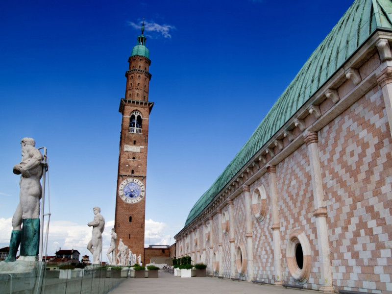 Scopri questo straordinario ufficio situato nel cuore del centro storico di Vicenza, un'area ricc...
