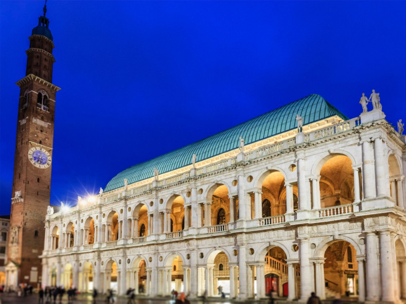 Scopri questo straordinario ufficio situato nel cuore del centro storico di Vicenza, un'area ricc...